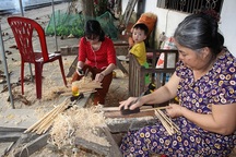 Hà Tĩnh: Làng đũa cau rừng hối hả “vót tiền” đón Tết