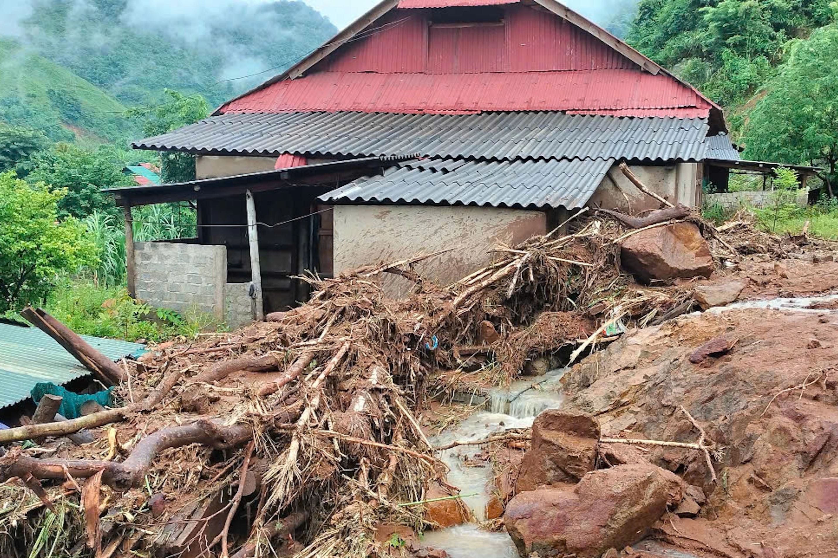 Bùn rác bủa vây, nhà dân xơ xác, bản làng tan hoang khi lũ rút - 11