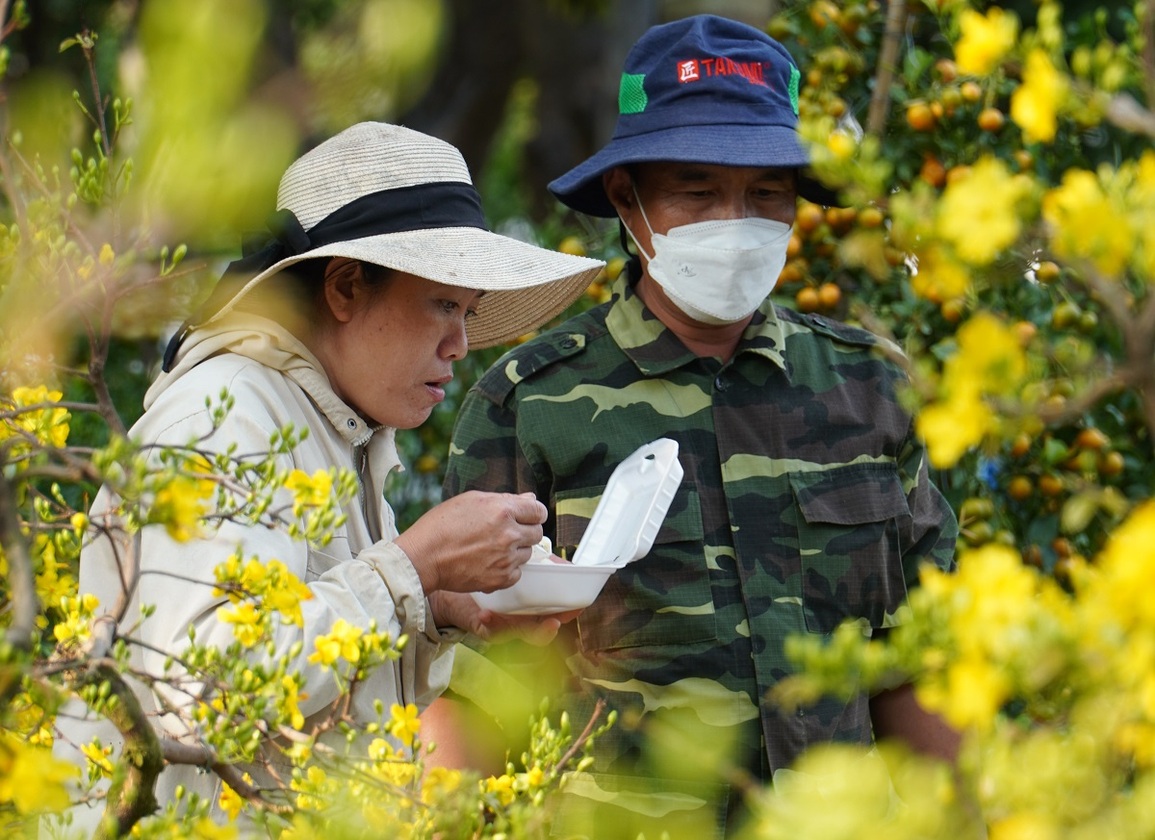 Ninh Thuận: Người dân dạo chợ ngắm hoa là chính, ít người mua - 7 Ninh Thuận: Người dân dạo chợ ngắm hoa là chính, ít người mua - 7