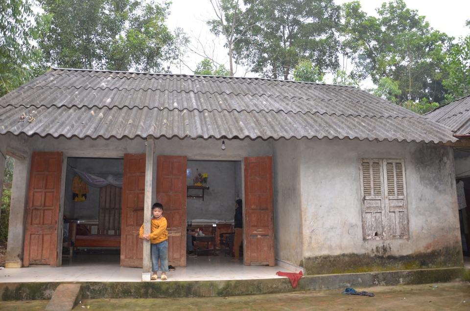 Nghẹn lòng cảnh cậu bé mồ côi chăm ông bệnh tật sống lay lắt - 9 Nghẹn lòng cảnh cậu bé mồ côi chăm ông bệnh tật sống lay lắt - 9