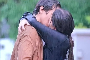 Sự thật về cảnh hôn nồng cháy của Lâm - Hân ở tập cuối “Nhà trọ Balanha”