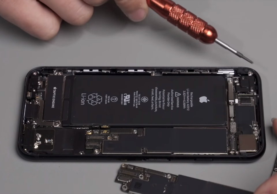 Video mổ xẻ iPhone SE 2020 cho thấy cấu trúc gần như tương đồng iPhone 8 - 1 Video mổ xẻ iPhone SE 2020 cho thấy cấu trúc gần như tương đồng iPhone 8 - 1