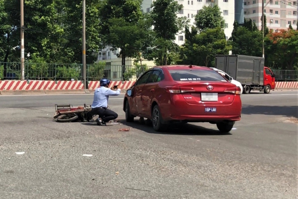 Tai nạn liên hoàn giữa 2 ô tô và 1 xe máy ở TPHCM - 1 Tai nạn liên hoàn giữa 2 ô tô và 1 xe máy ở TPHCM - 1