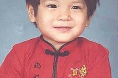 Em bé may mắn sống sót trong thảm kịch "không vận trẻ em" tìm về quê hương