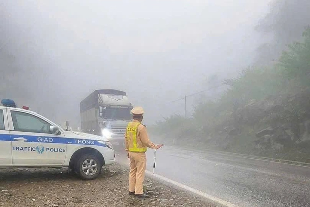 CSGT khuyến cáo người dân khi lái xe trong thời tiết sương mù, mưa phùn - 1