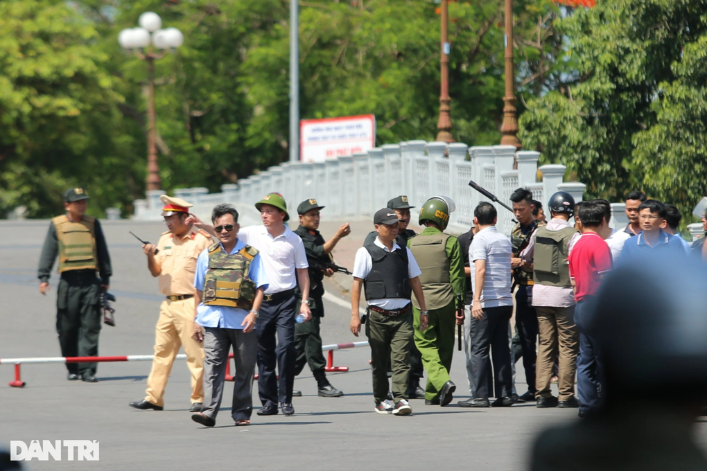 Nghi phạm cướp tiệm vàng buông súng sau khi gặp Phó Giám đốc Công an tỉnh - 2