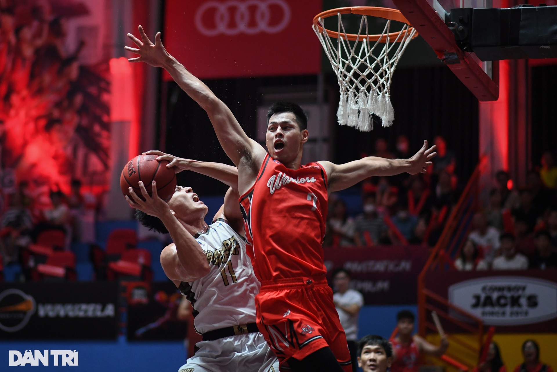 CĐV Saigon Heat đốt cháy nhà thi đấu Tây Hồ trong niềm vui chiến thắng - 3 CĐV Saigon Heat đốt cháy nhà thi đấu Tây Hồ trong niềm vui chiến thắng - 3