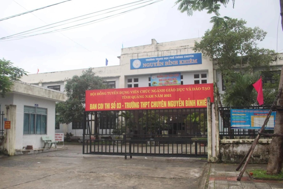 Hàng ngàn giáo viên vượt mưa lũ đi thi viên chức nhưng bị hủy ở phút chót - 1 Hàng ngàn giáo viên vượt mưa lũ đi thi viên chức nhưng bị hủy ở phút chót - 1