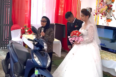 Cô gái mồ côi cha mẹ được bà tặng cả xe lẫn vàng trong ngày cưới