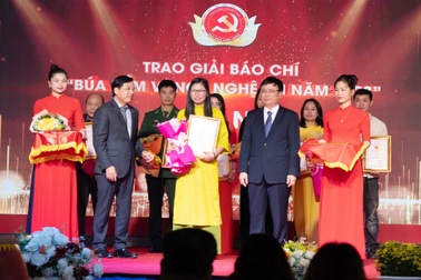 Phóng viên báo Dân trí đoạt giải Nhì giải báo chí Búa liềm vàng Nghệ An