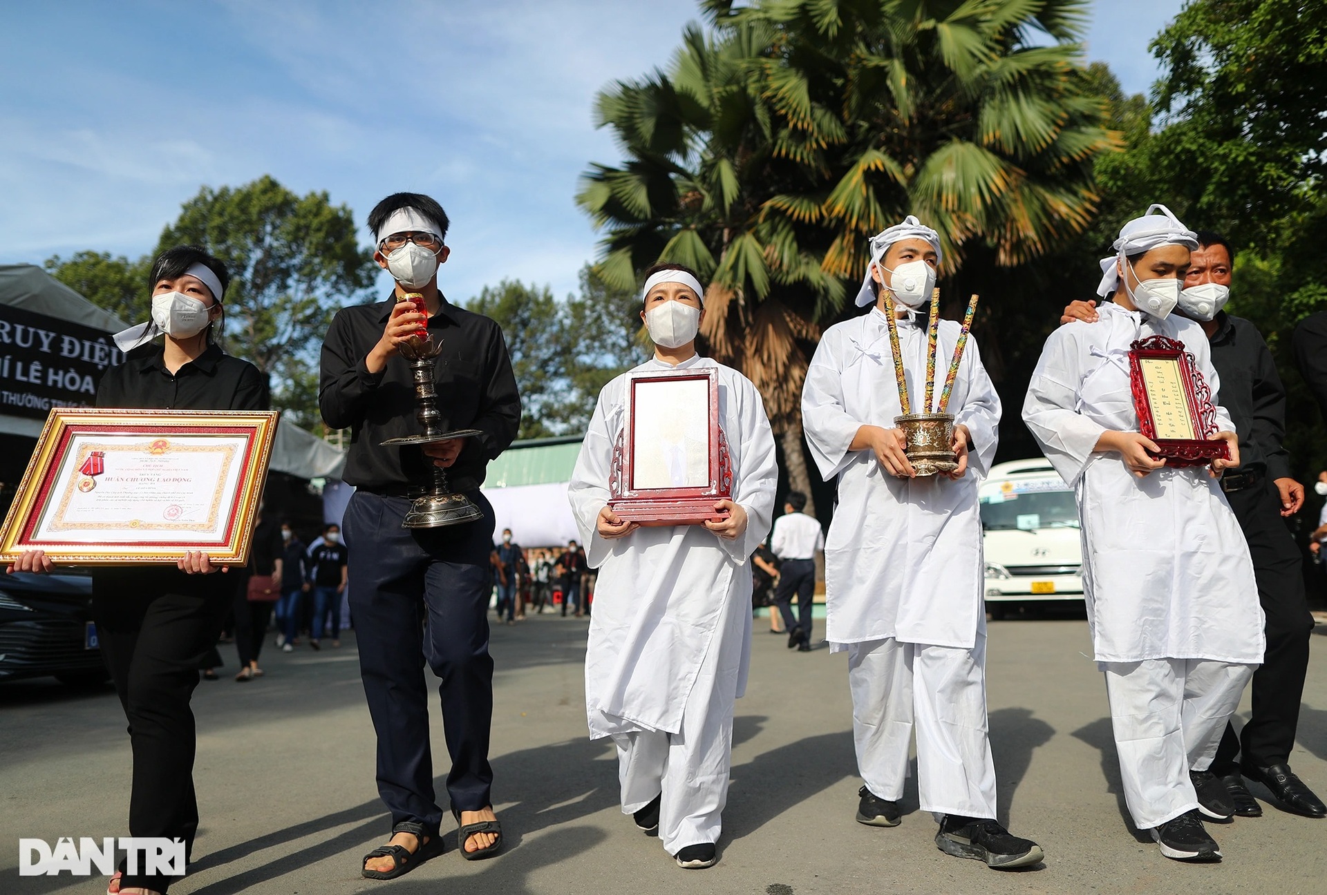 Người dân TPHCM tiễn đưa Phó Chủ tịch Lê Hòa Bình về nơi an nghỉ cuối cùng - 13 Người dân TPHCM tiễn đưa Phó Chủ tịch Lê Hòa Bình về nơi an nghỉ cuối cùng - 13