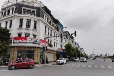 Hàng loạt cửa kính nhà dân ở Hải Phòng bị vỡ, phát hiện do... bắn súng