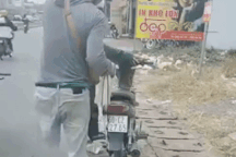 Lay động cảnh chàng trai một chân "chia" xăng cho cô gái dong bộ xe máy