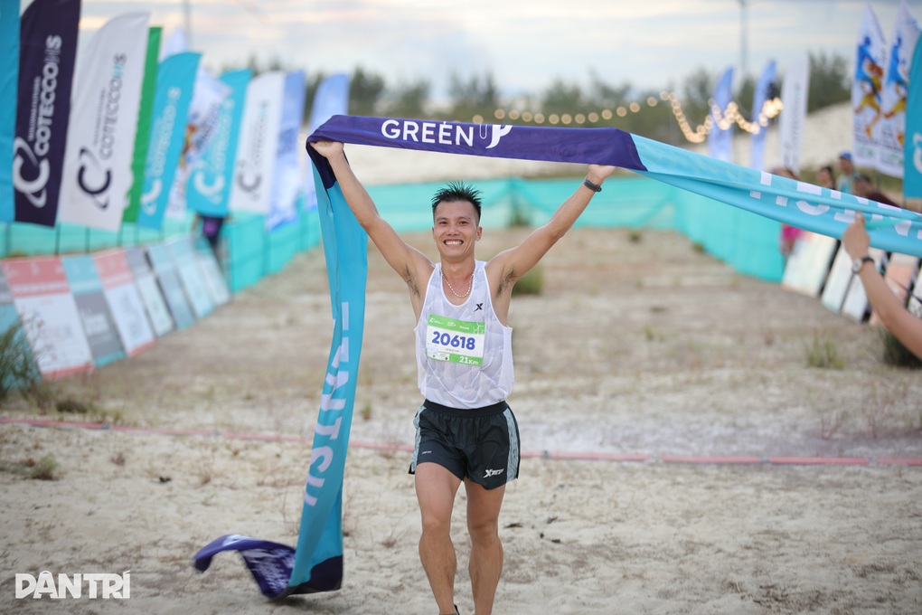 Hơn 2.000 VĐV chạy marathon xuyên cánh đồng điện gió lớn nhất Việt Nam - 8 Hơn 2.000 VĐV chạy marathon xuyên cánh đồng điện gió lớn nhất Việt Nam - 8