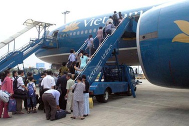 Nhân viên hàng không trao trả hàng trăm triệu đồng khách để quên khi đi máy bay