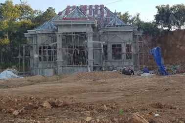 Nghệ An: Xẻ đất lâm nghiệp cạnh đường mòn, xây dựng nhà ở trái phép