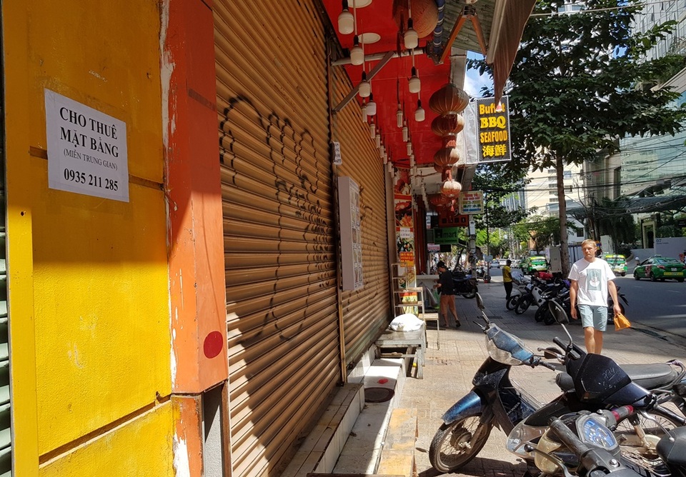 Nha Trang: Hàng loạt cửa hàng ở phố tây đóng cửa, trả mặt bằng - 8 Nha Trang: Hàng loạt cửa hàng ở phố tây đóng cửa, trả mặt bằng - 8