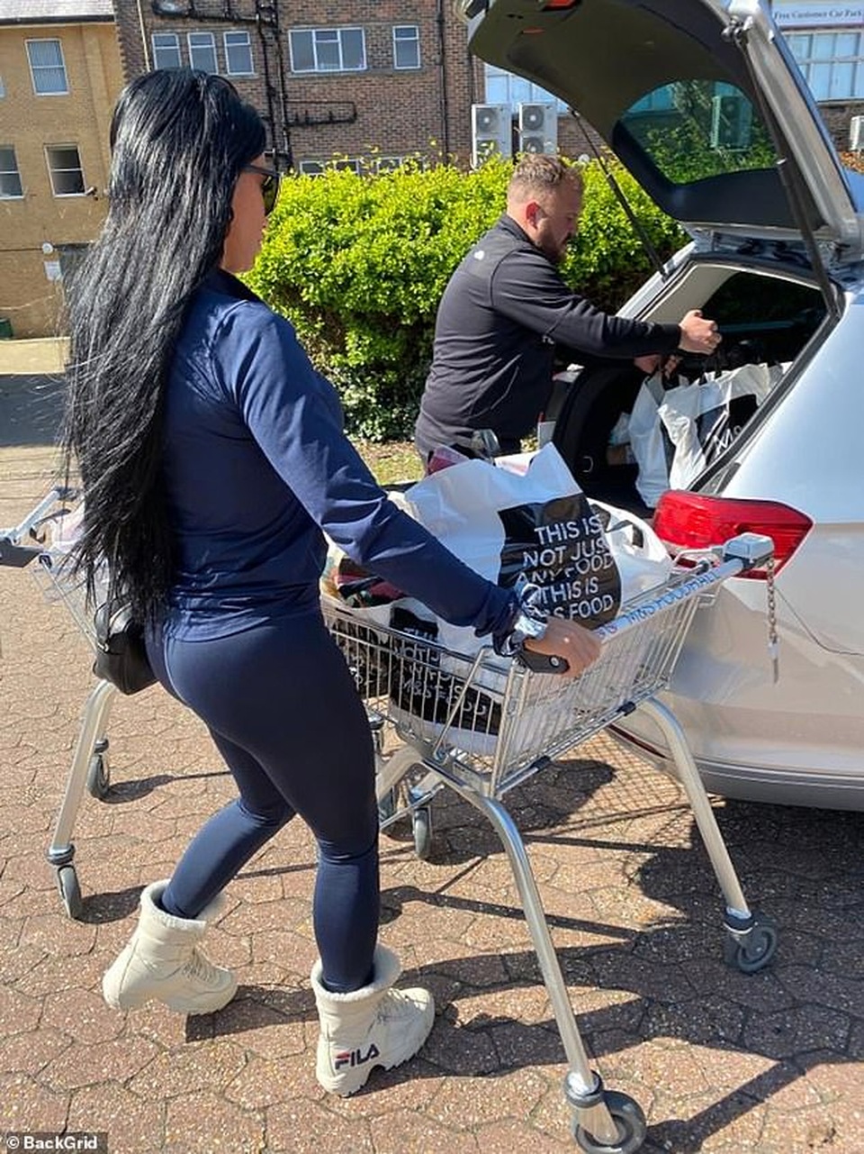 Rhian Sugden giản dị đeo găng tay ra phố - 4 Rhian Sugden giản dị đeo găng tay ra phố - 4