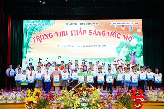 Lãnh đạo thành phố Hải Phòng trao quà tặng trẻ em có hoàn cảnh khó khăn. 