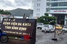 Cấm bán hàng rong phòng Covid-19, người phụ nữ lăng mạ công an