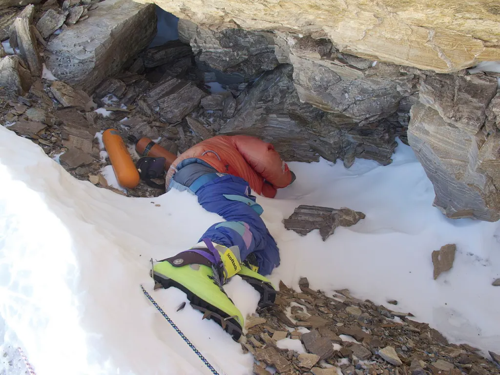 Thi thể đóng băng trên đỉnh Everest 30 năm, sắp được đưa về quê nhà - 1