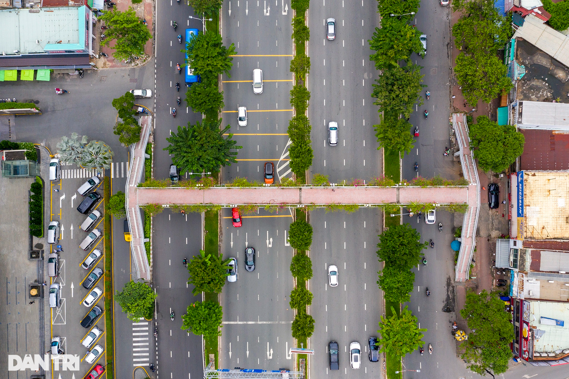 Cảnh đối lập khang trang - nhếch nhác ở các cầu vượt bộ hành tại TPHCM - 2 Cảnh đối lập khang trang - nhếch nhác ở các cầu vượt bộ hành tại TPHCM - 2