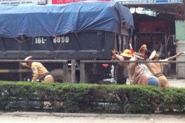 CSGT giúp dân đẩy xe chết máy giữa trưa nắng