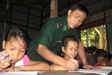 Hai chữ “thầy” trong một sắc áo xanh