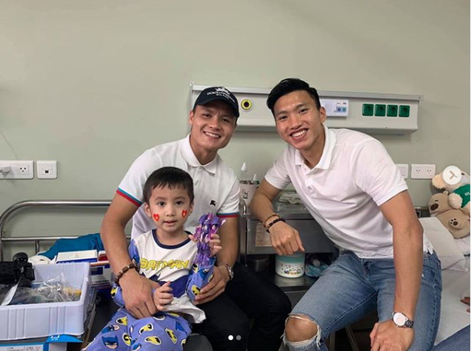 Đoàn Văn Hậu ngày càng lột xác với hàng hiệu, thần thái không kém người mẫu - 13 Đoàn Văn Hậu ngày càng lột xác với hàng hiệu, thần thái không kém người mẫu - 13