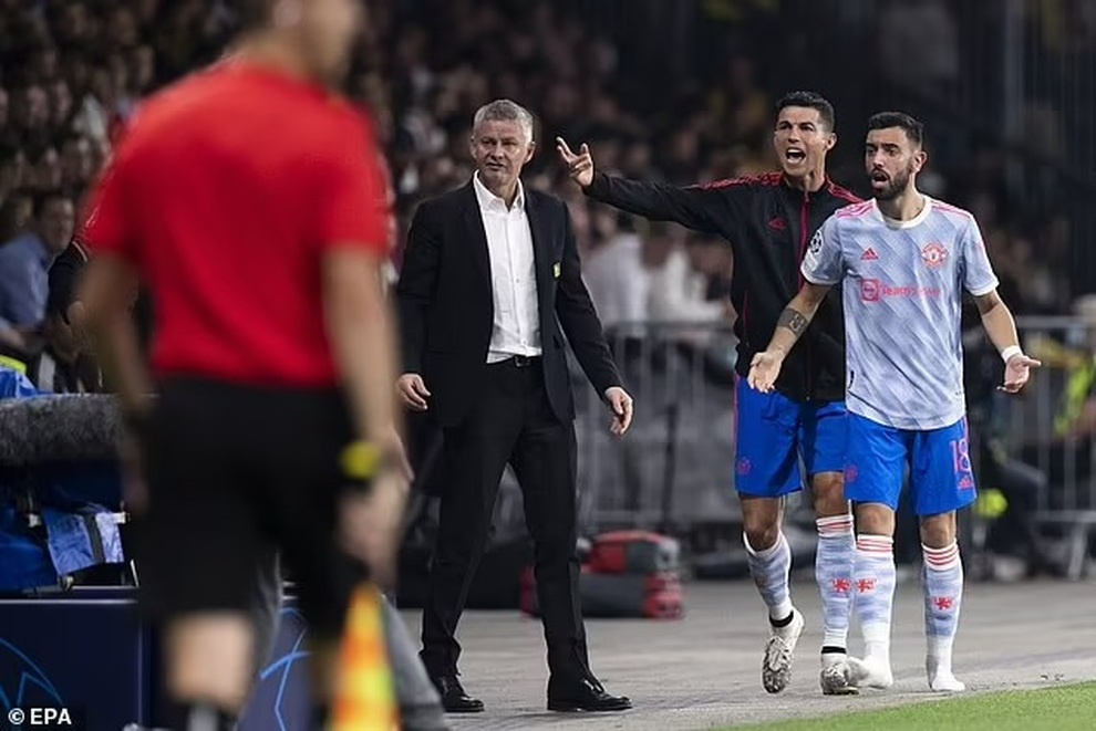 Vì Ronaldo, HLV Solskjaer phản pháo mạnh mẽ huyền thoại Man Utd - 1 Vì Ronaldo, HLV Solskjaer phản pháo mạnh mẽ huyền thoại Man Utd - 1