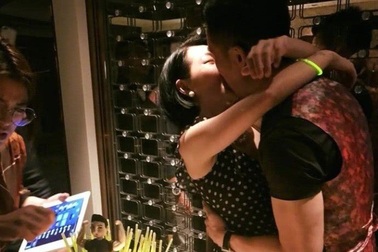 Sau sóng gió hôn nhân, Từ Hy Đệ “khóa môi” chồng say đắm