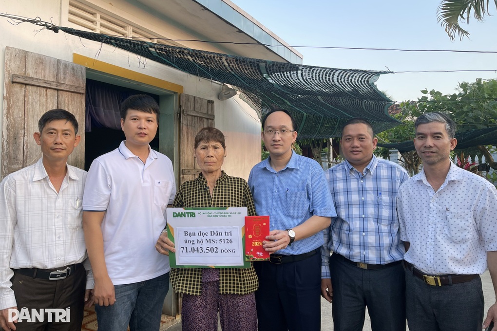 Bạn đọc giúp người mẹ già nuôi 2 con tàn tật hơn 70 triệu đồng - 1 Bạn đọc giúp người mẹ già nuôi 2 con tàn tật hơn 70 triệu đồng - 1