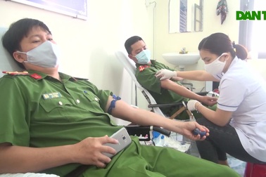300 chiến sĩ Công an tỉnh Phú Yên hiến máu tình nguyện đợt 1
