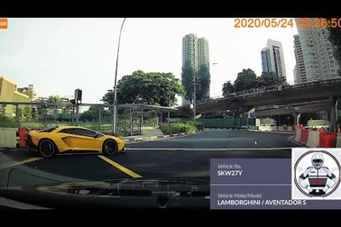 Siêu xe Lamborghini Aventador lao như tên bắn qua bùng binh