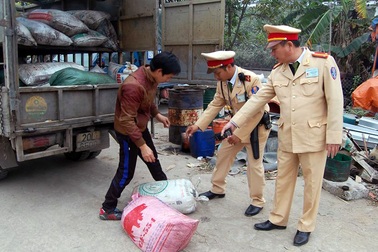 Phát hiện hơn 2 tấn mỡ bẩn đang tuồn về thủ đô