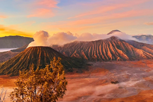 Khách Việt xuyên đêm đi ngắm núi lửa hùng vĩ bậc nhất thế giới