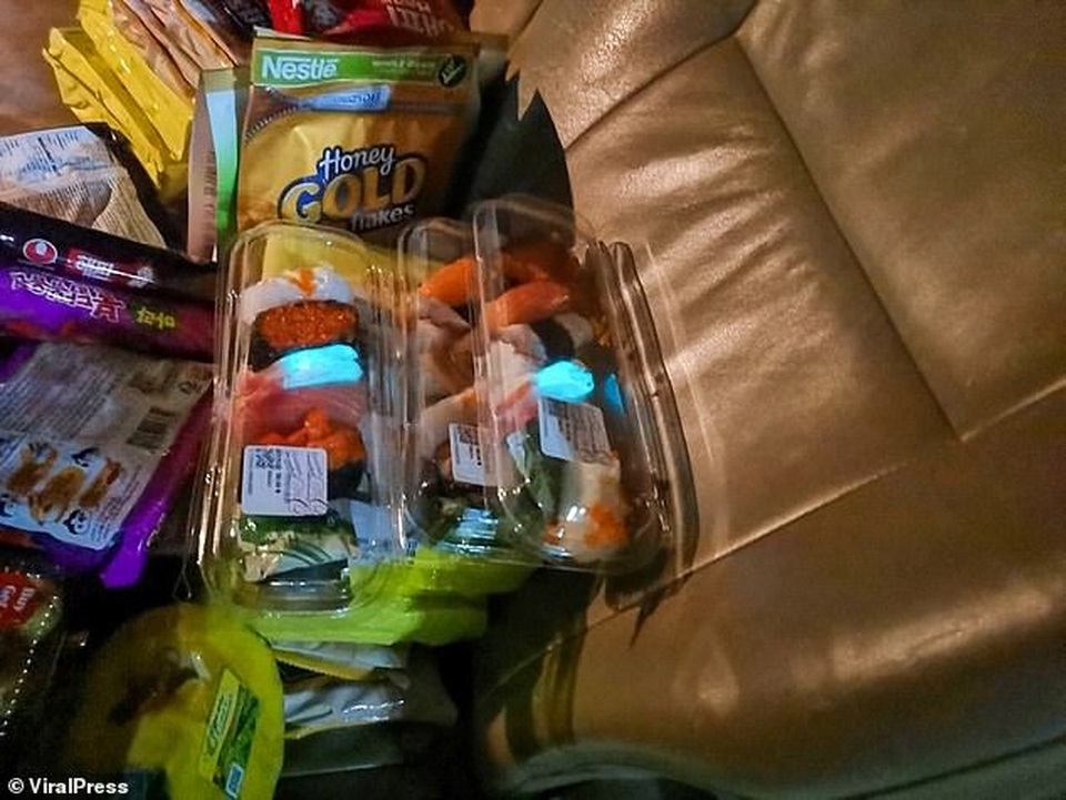 Giật mình phát hiện miếng tôm sống phát ra ánh sáng màu xanh kỳ lạ - 1 Giật mình phát hiện miếng tôm sống phát ra ánh sáng màu xanh kỳ lạ - 1