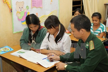 "Thầy giáo Biên phòng" mở lớp dạy học đặc biệt xóa mù chữ