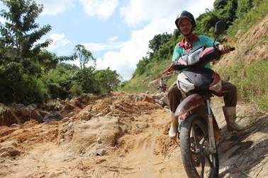 Dân khổ vì đường xói lở kinh hoàng