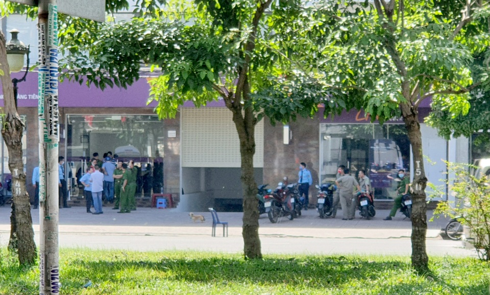 Nghi án nam thanh niên xông vào cướp ngân hàng ở Sài Gòn - 2 Nghi án nam thanh niên xông vào cướp ngân hàng ở Sài Gòn - 2