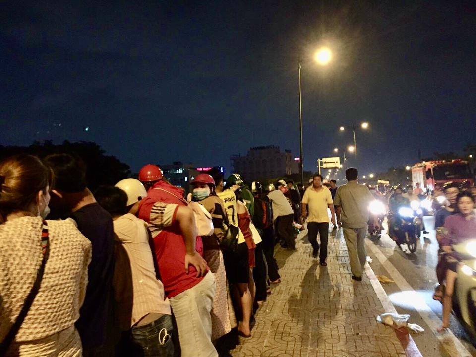 Hàng chục người nhái tìm kiếm nam thanh niên nhảy cầu - 3 Hàng chục người nhái tìm kiếm nam thanh niên nhảy cầu - 3