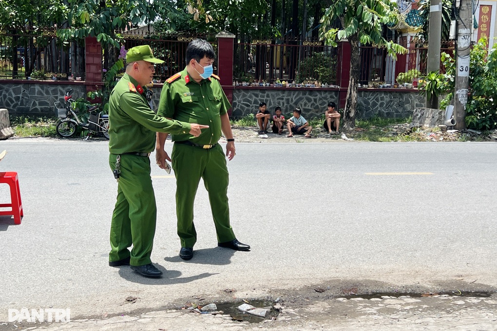 Thanh niên bị xe đầu kéo cán ở TPHCM, cố gượng dậy nhờ báo tin người thân - 2 Thanh niên bị xe đầu kéo cán ở TPHCM, cố gượng dậy nhờ báo tin người thân - 2