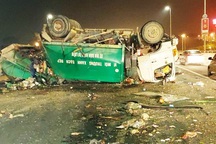 Xe chở rác lật ngửa trên cầu Nhật Tân, tài xế nhập viện cấp cứu