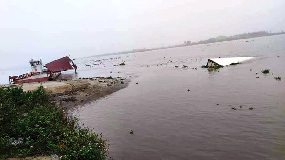Lật phà trên sông Đáy, 6 người thoát nạn - 1 Lật phà trên sông Đáy, 6 người thoát nạn - 1