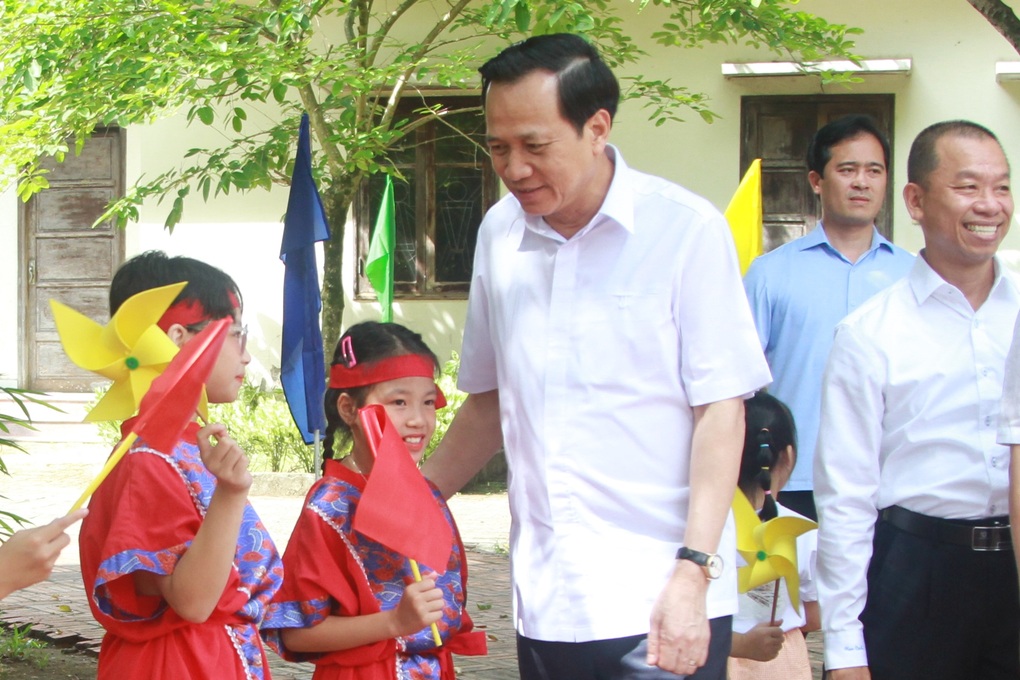 Phó Thủ tướng, Bộ trưởng thăm và tặng quà trẻ em nhân ngày thiếu nhi - 3