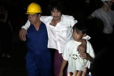 Đưa 4 nạn nhân đầu tiên vụ tàu cá bị đâm chìm vào bờ