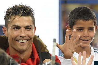 C.Ronaldo muốn cậu quý tử nối nghiệp của mình