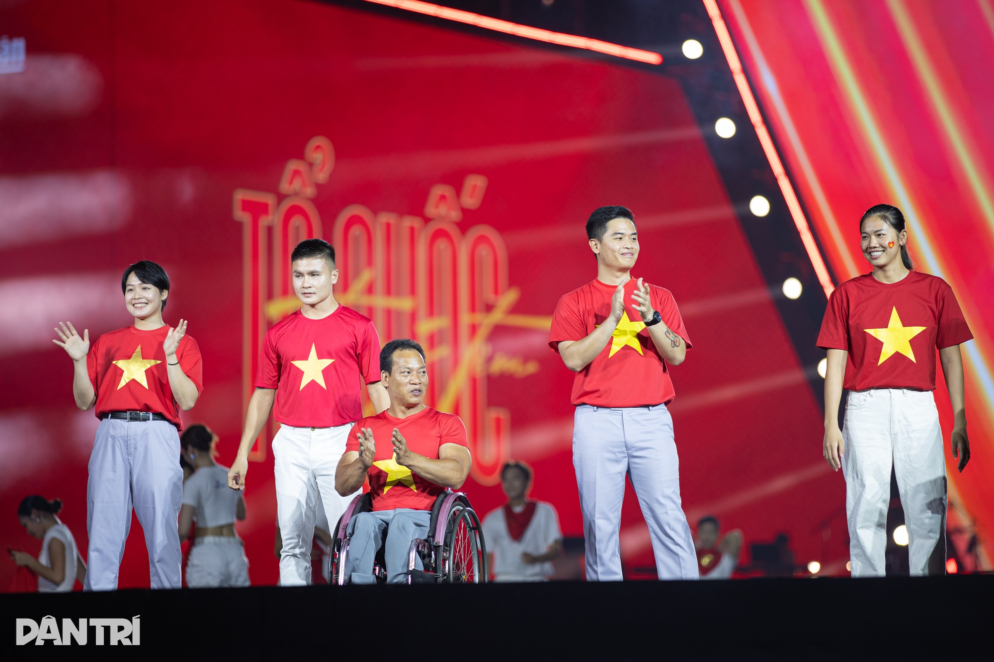 Hơn 50.000 khán giả hoà nhịp đập yêu nước cùng concert Tổ quốc trong tim - 11 Hơn 50.000 khán giả hoà nhịp đập yêu nước cùng concert Tổ quốc trong tim - 11