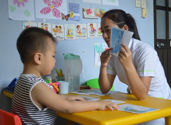 Âm ngữ trị liệu cho trẻ. Ảnh : PN