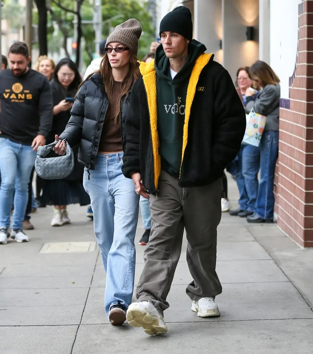 Liên tục bị đồn mang bầu, Hailey Bieber nói rõ: Tôi bị u nang buồng trứng - 4